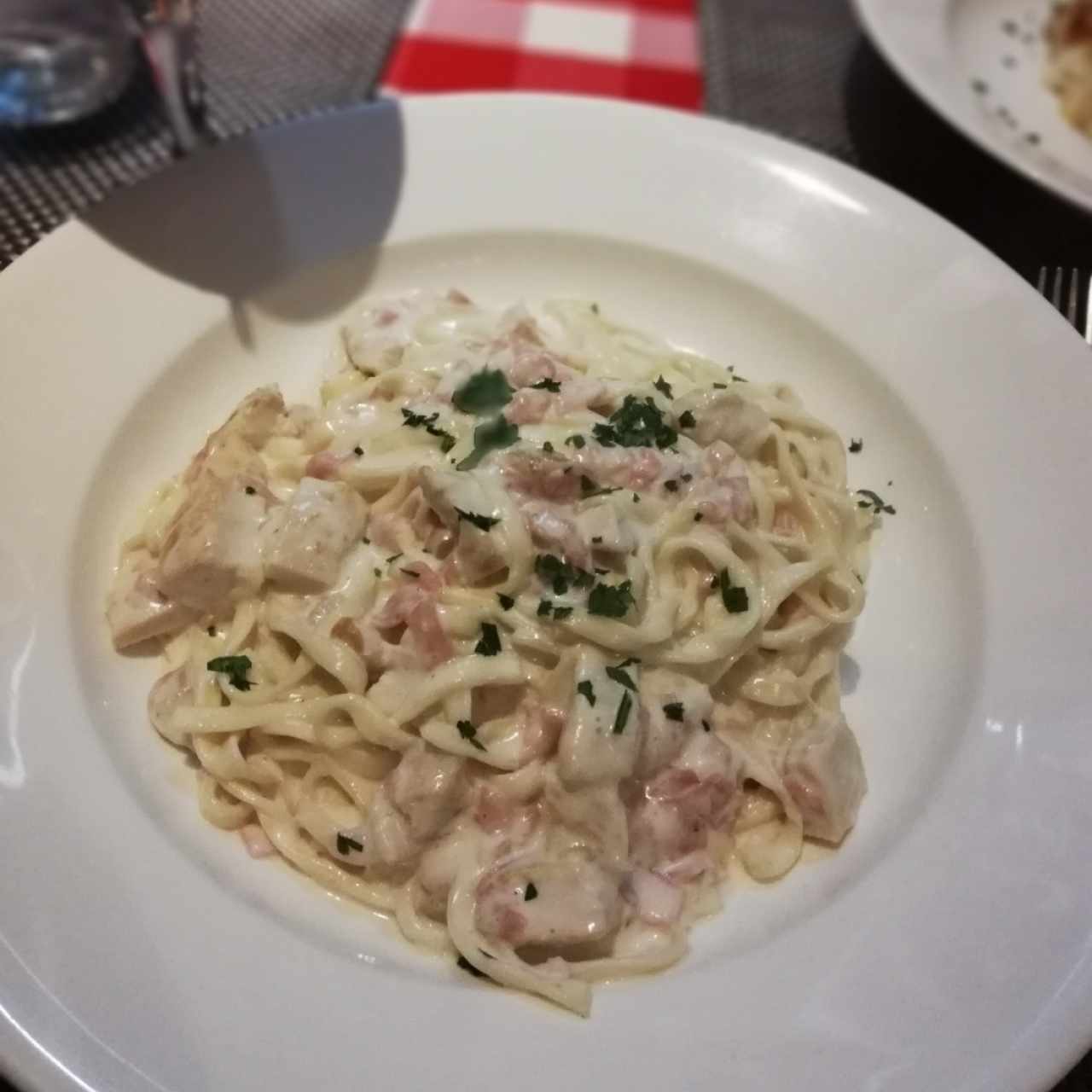 Pasta Alfredo con Jamón y Pollo