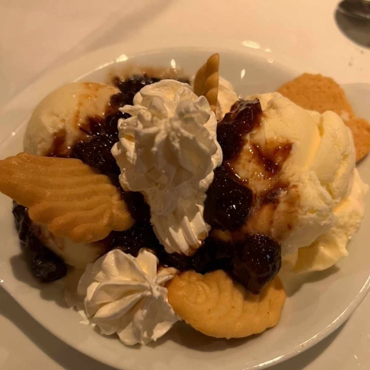 Helado con Chocolate Blanco y Salsa de Zarzamoras