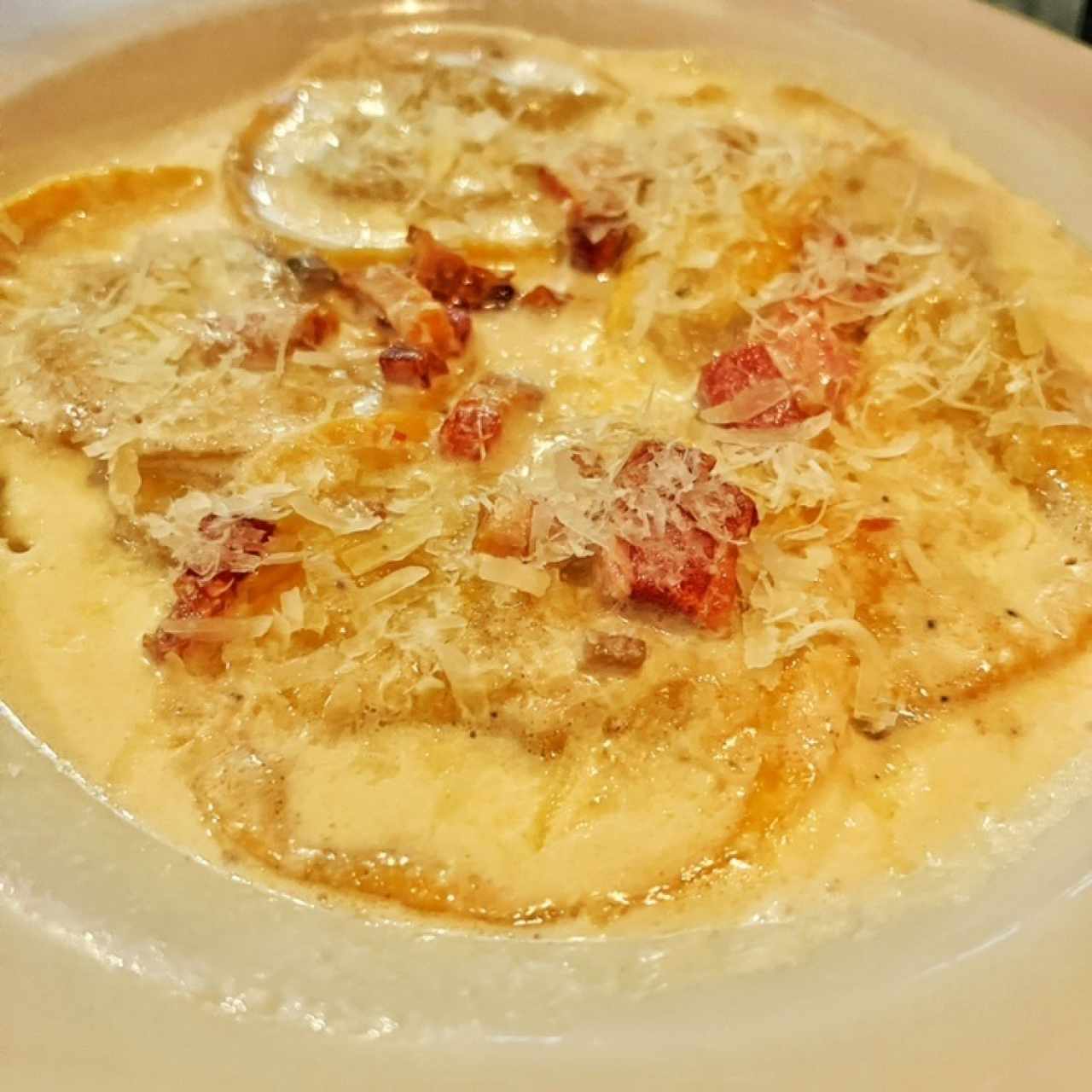 Ravioli crema y panceta