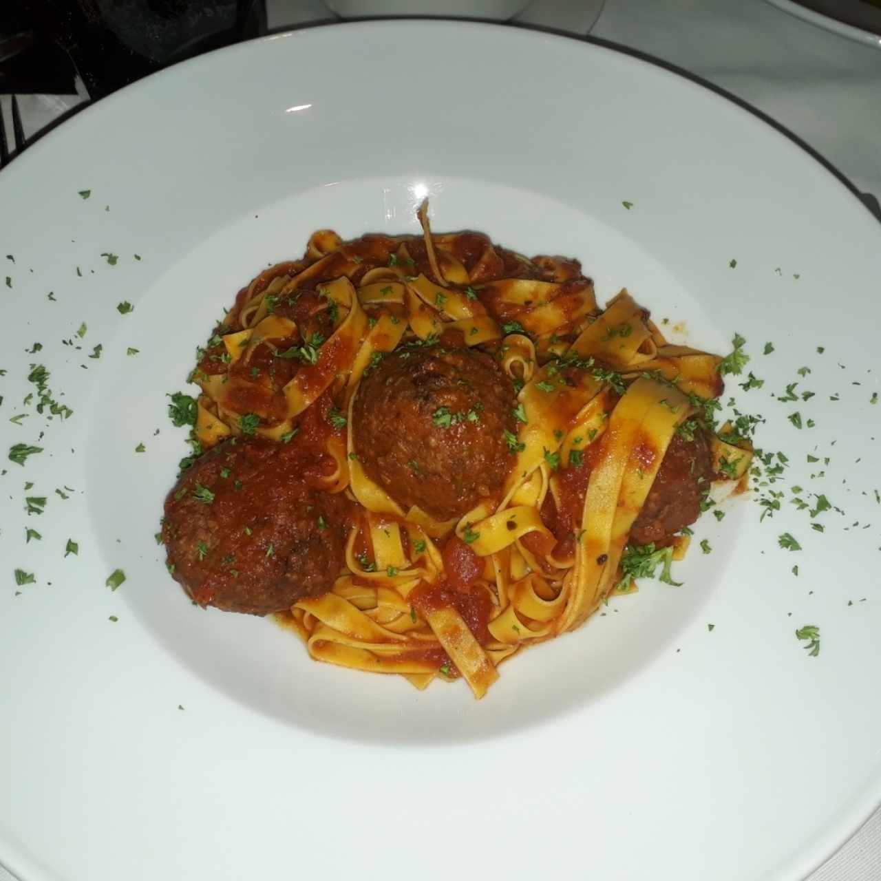 Pasta pomodora con albondigas de la nonna