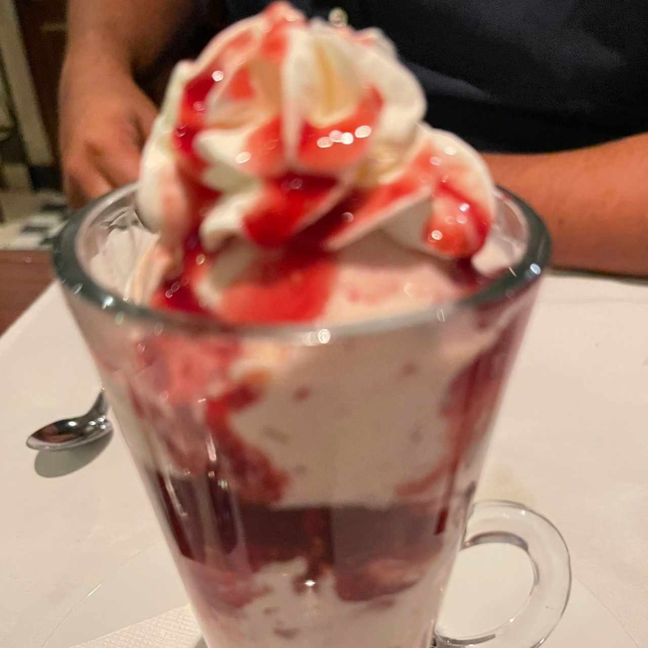 Helado con Chocolate Blanco y Salsa de Zarzamoras