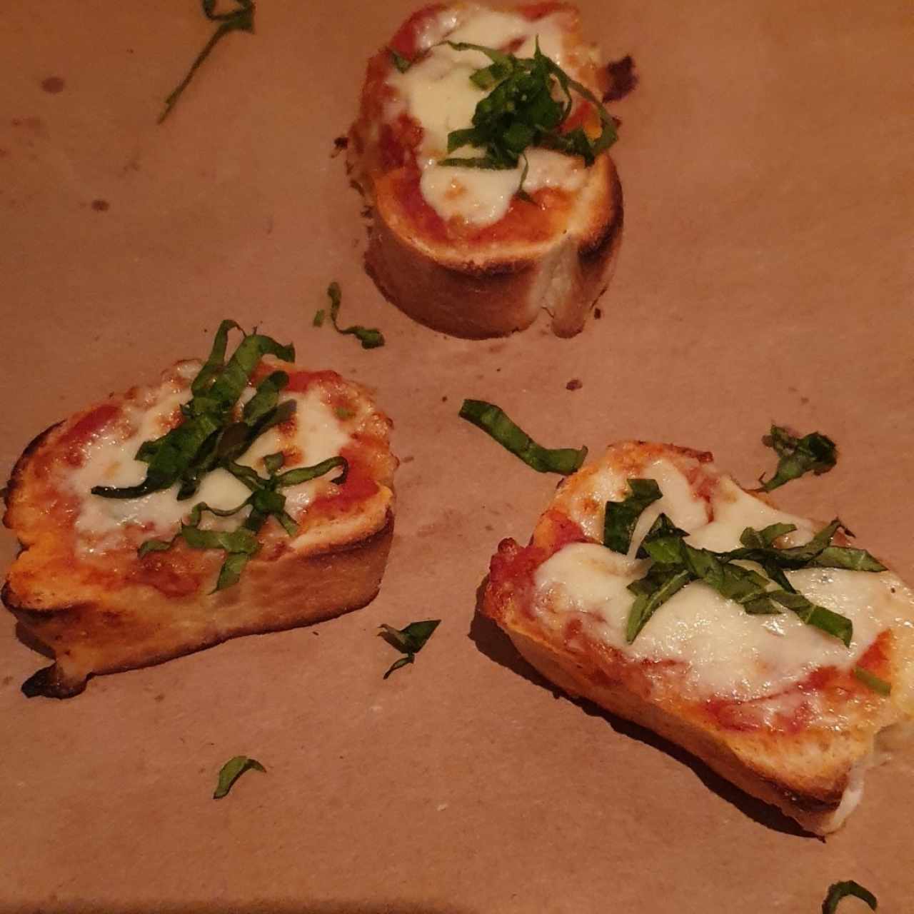 Crostini de Pomodoro, Mozarella y Basilico