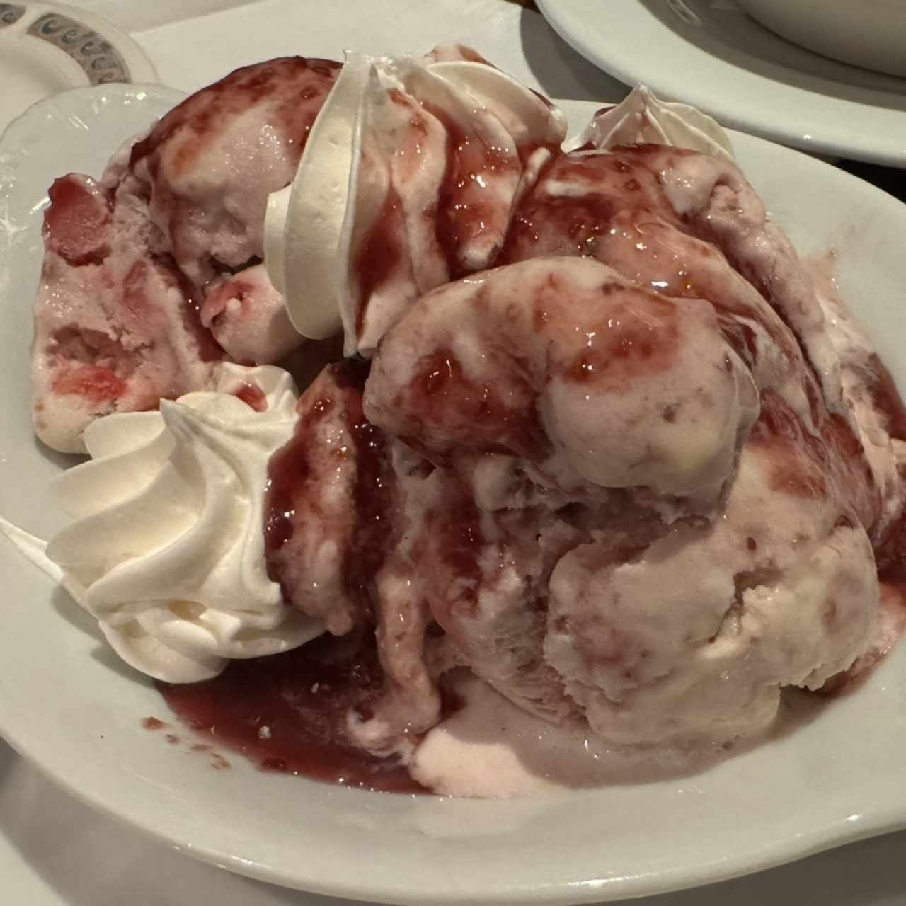 Helado con Chocolate Blanco y Salsa de Zarzamoras