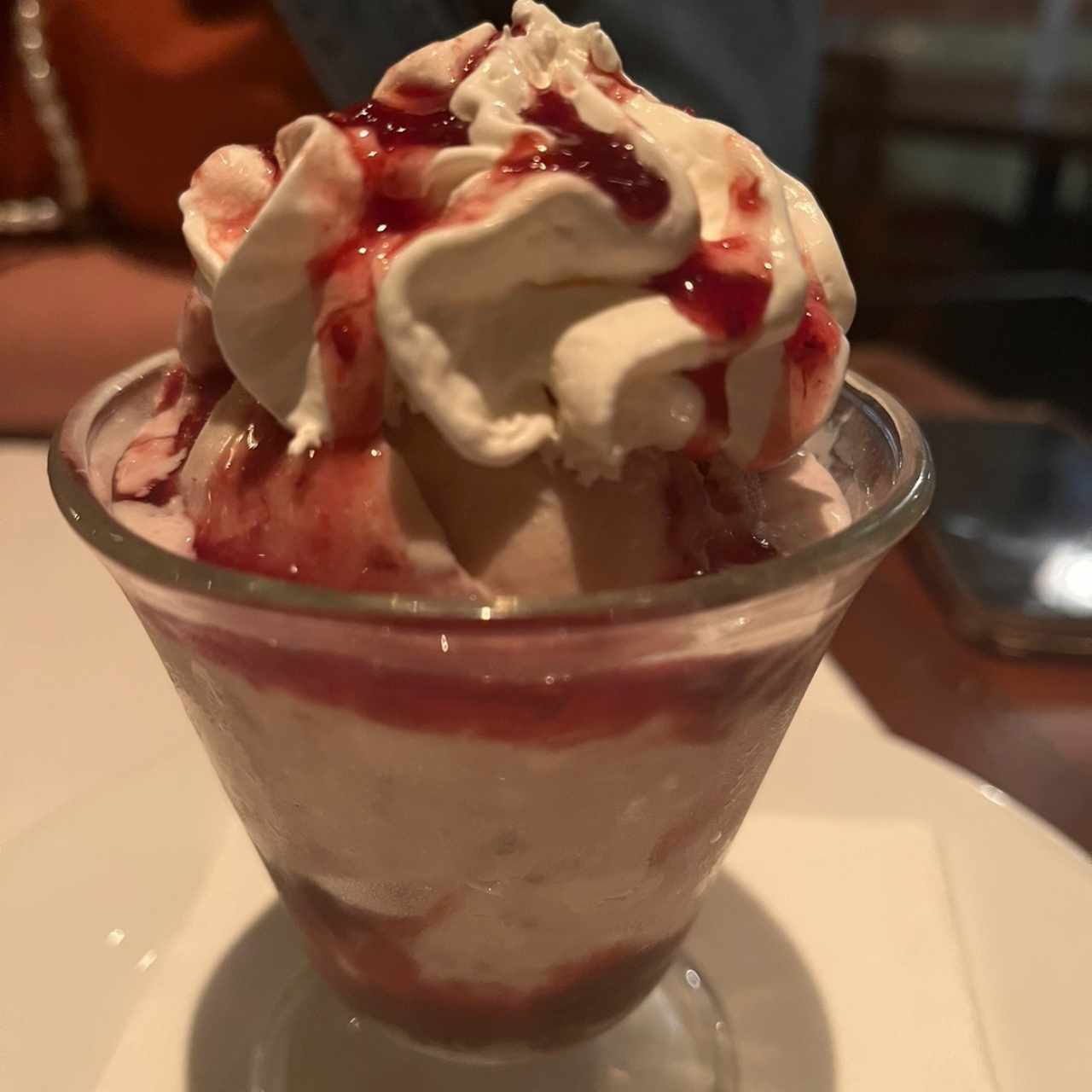 Helado con Chocolate Blanco y Salsa de Zarzamoras