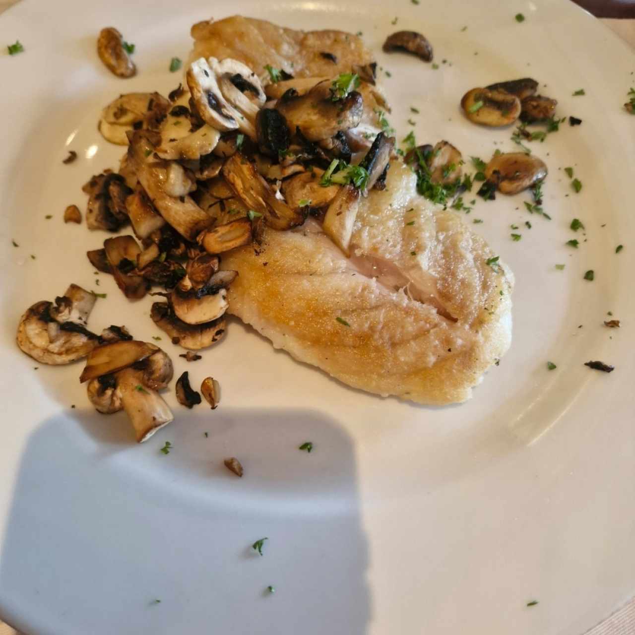 Corvina Corte Especial con Hongos Frescos Salteados