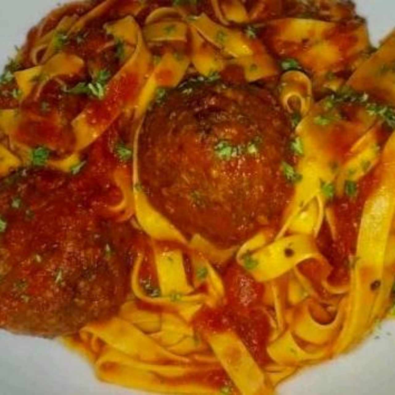 Fettuchini con albóndigas