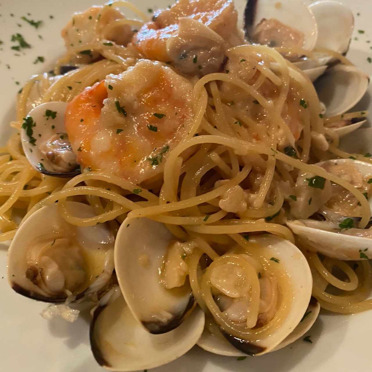 Spaguetti al Oleo con langostinos y almejas