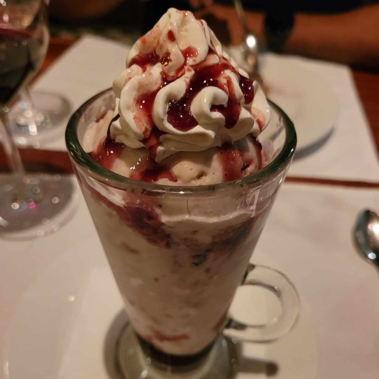 Helado con Chocolate Blanco y Salsa de Zarzamoras