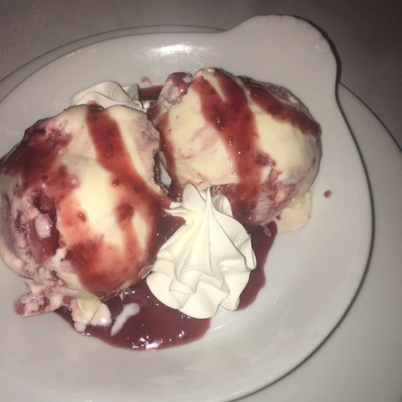 postre de helado relleno con franbuesas