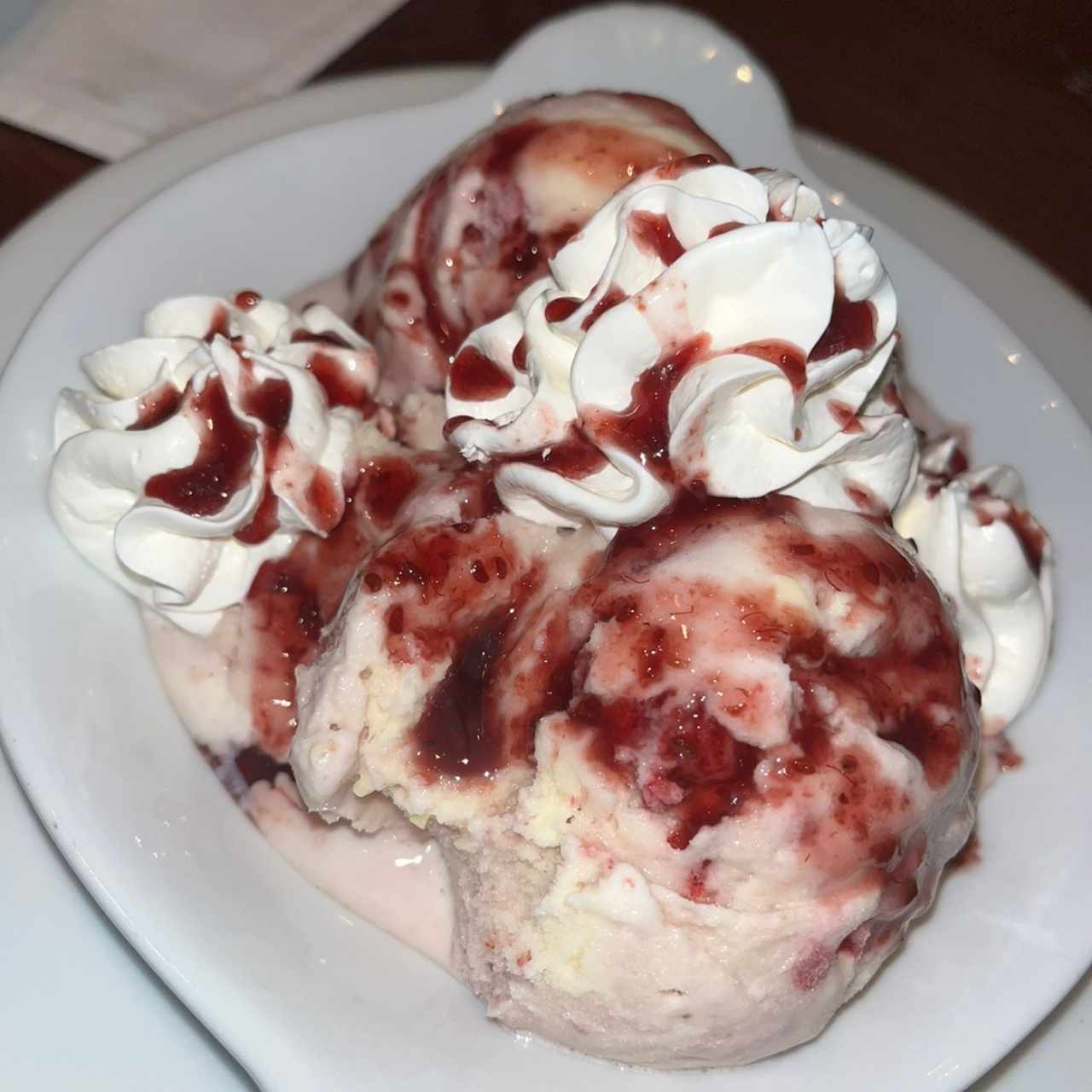 Chocolate Blanco + Fresas con Salsa Zarzamoras