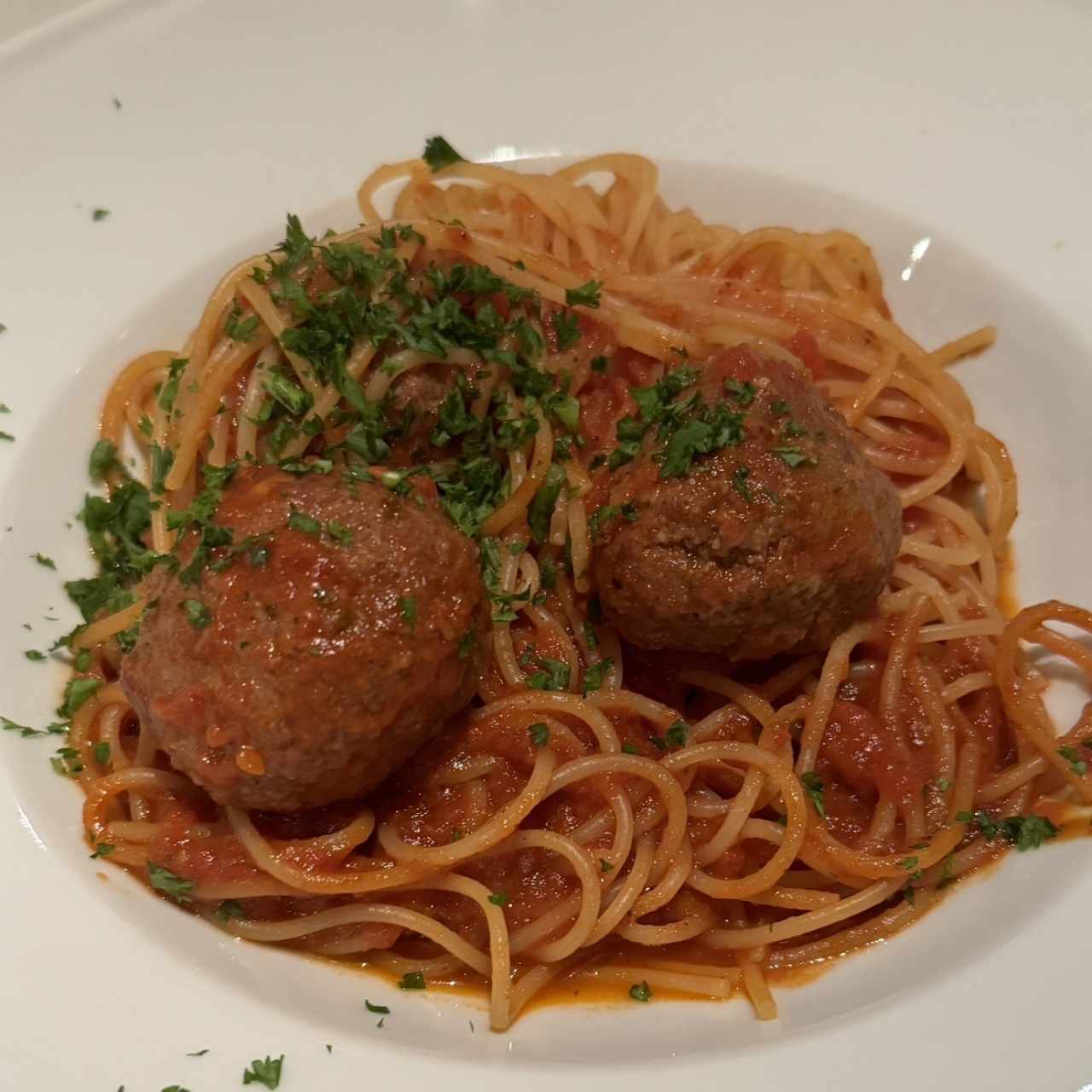 Spaghetti con Albóndigas de la Nonna y Pomodoro