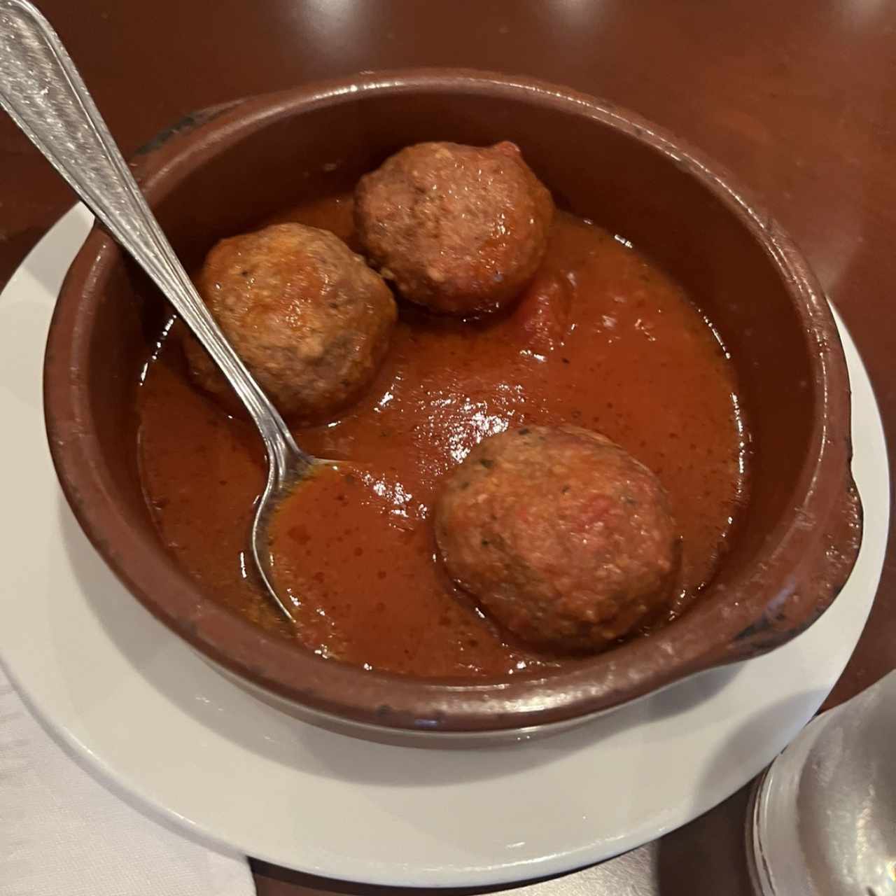 Albóndigas de la Nonna con Sugo di Pomodoro