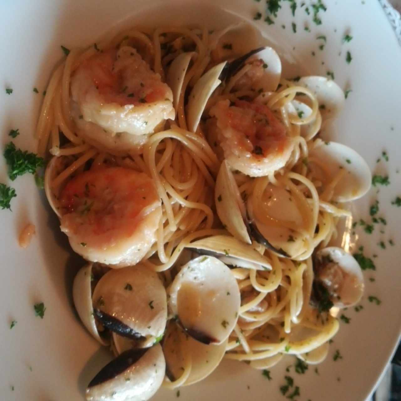 spaghetti con langostinos y almejas al olio.