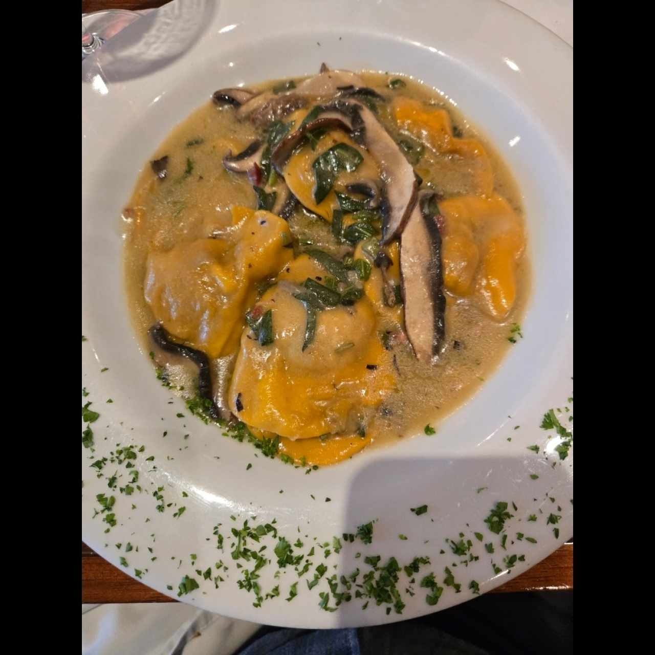 ravioli relleno de papas, hongos, cebolla caramelizada