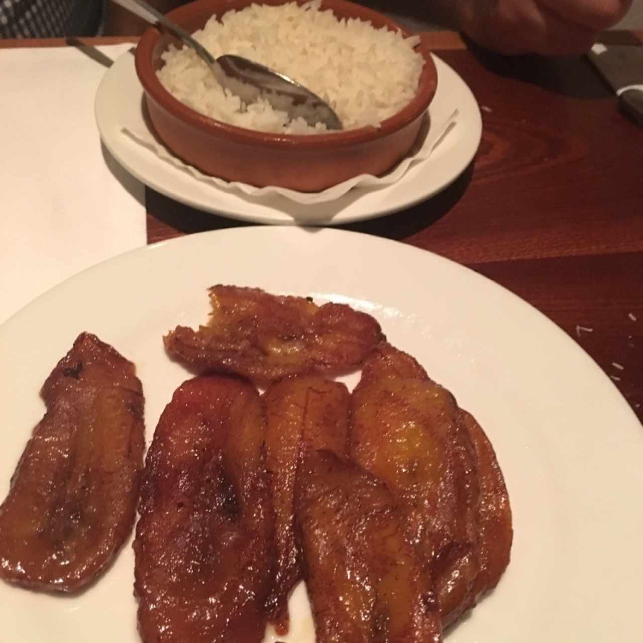 Arroz y plátanos maduros