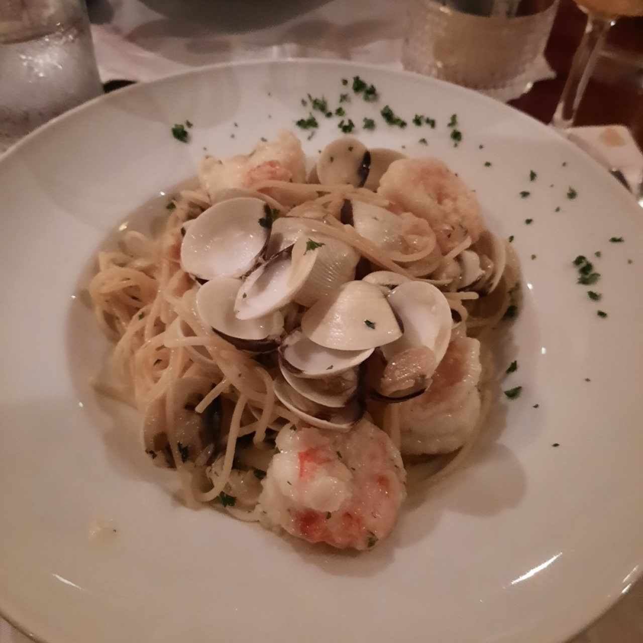 Spaguetti con langostinos y almejas