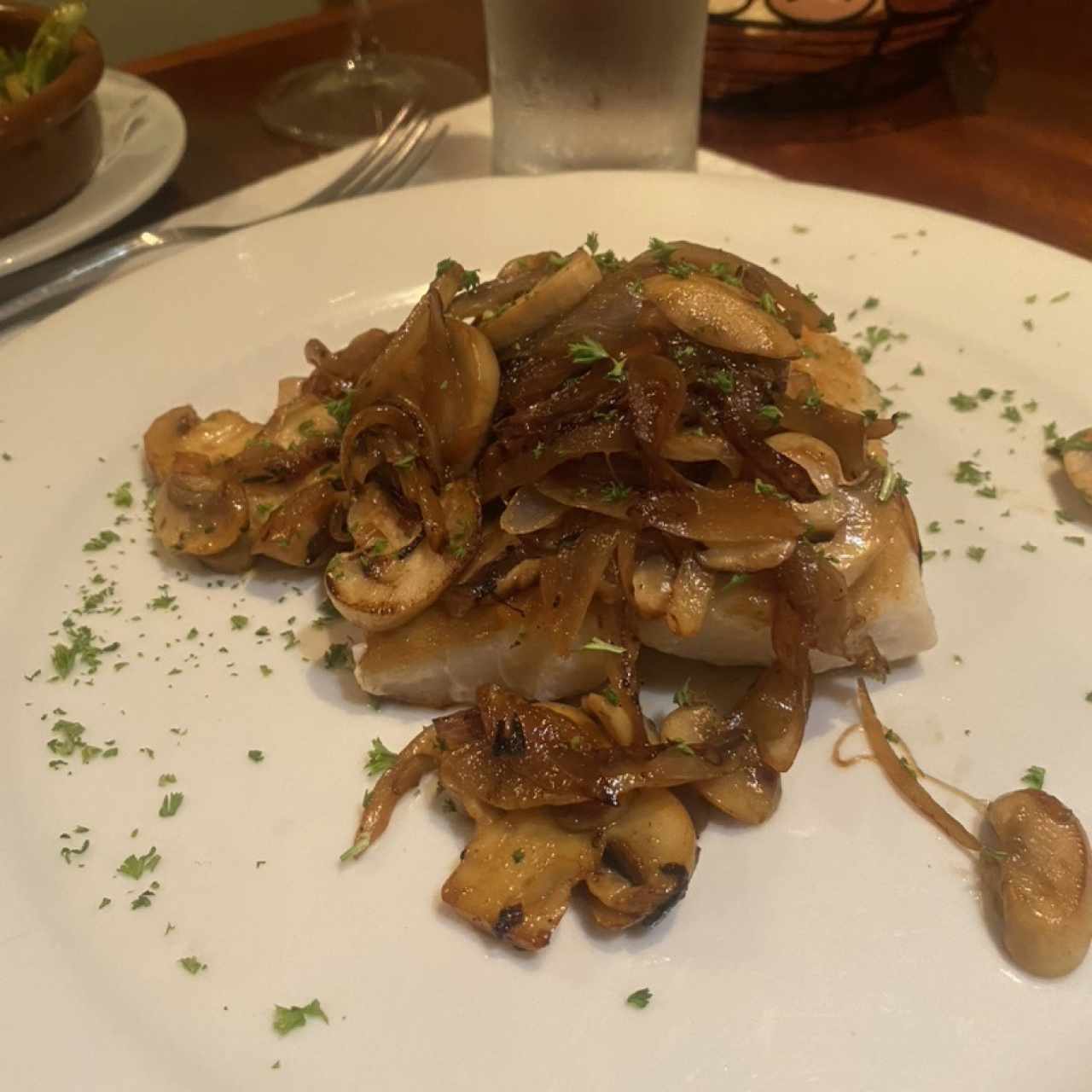 Corvina Corte Especial con Hongos Frescos Salteados