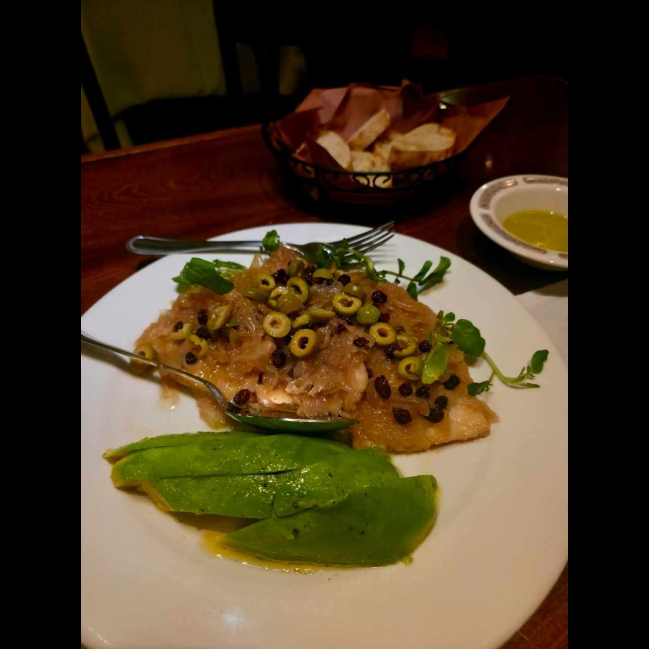 Corvina con cebolla caramelizada aceitunas y pasas