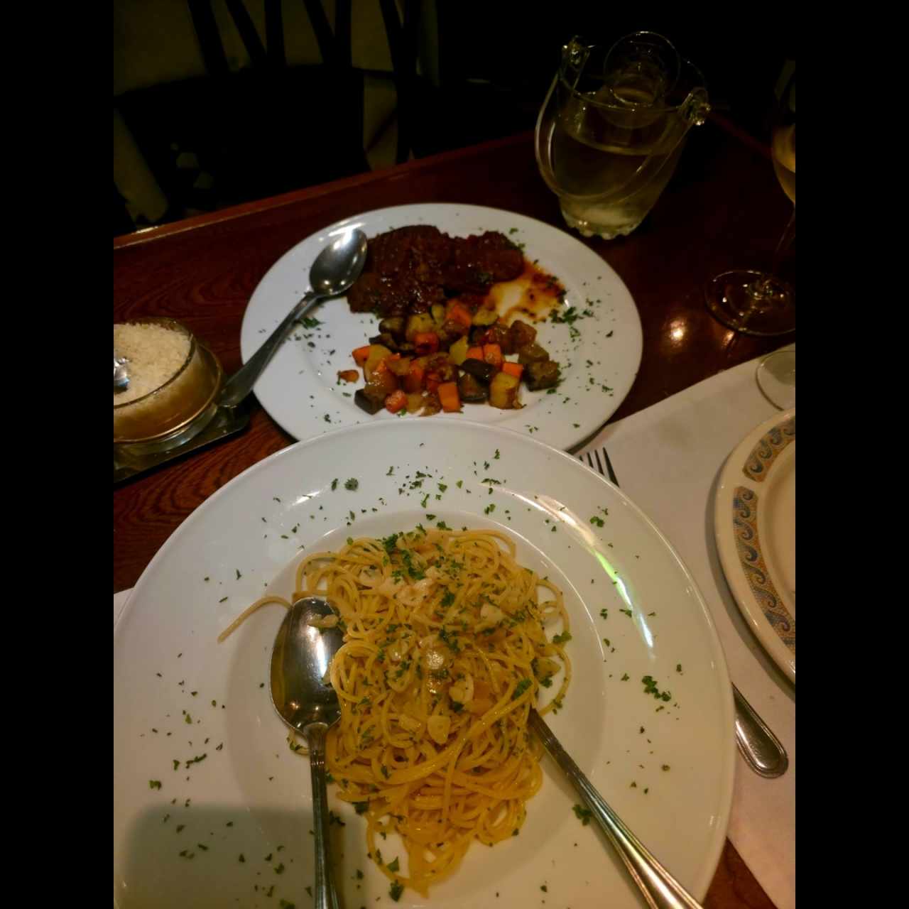Lengua a la romana con vegetales y pasta al oleo