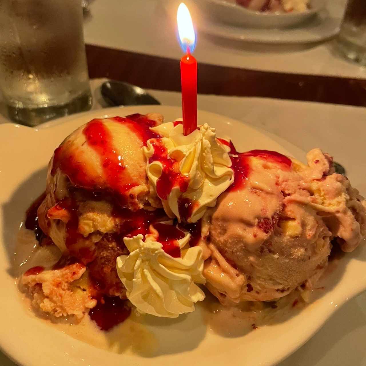 Helado con Chocolate Blanco y Salsa de Zarzamoras