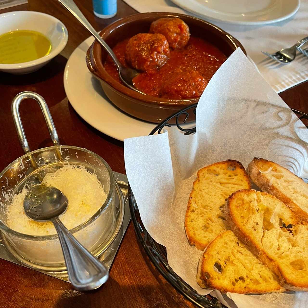 Albóndigas de la Nonna con Sugo di Pomodoro