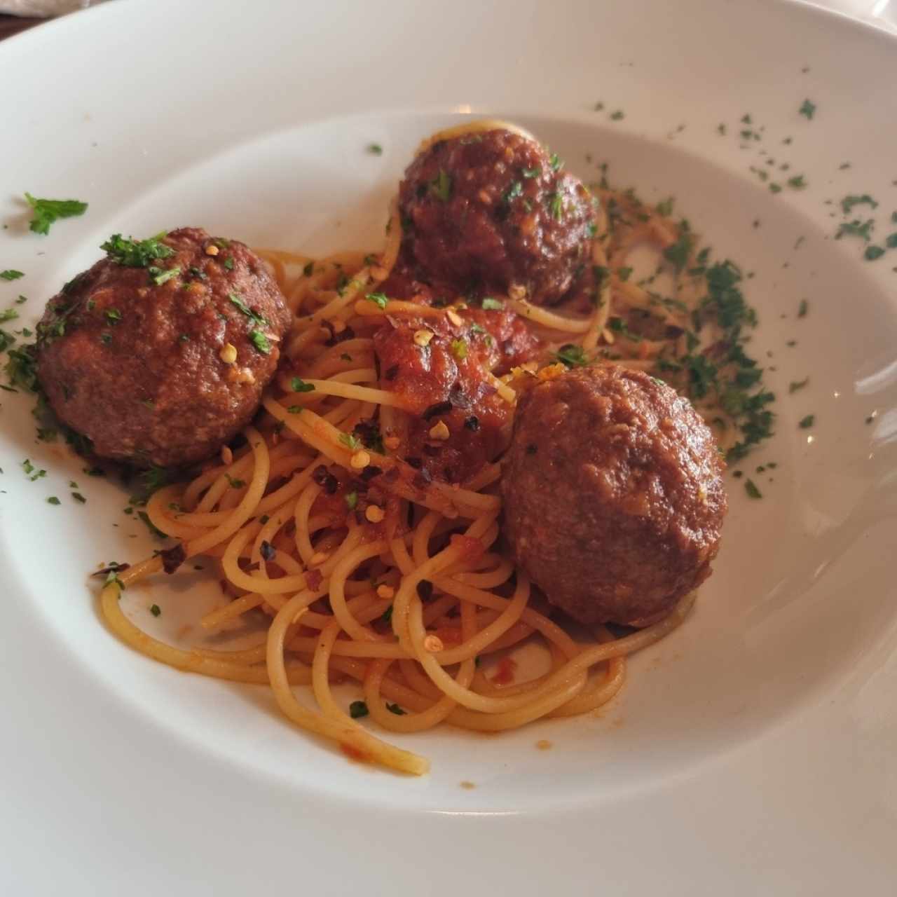 espagueti con albóndigas a la Nonna.