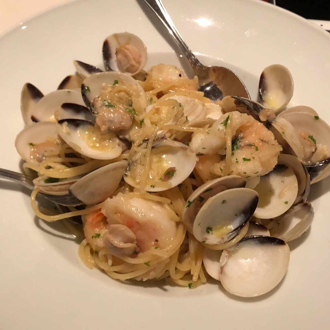 Spaguettis con Langostinos y salsa oleo 