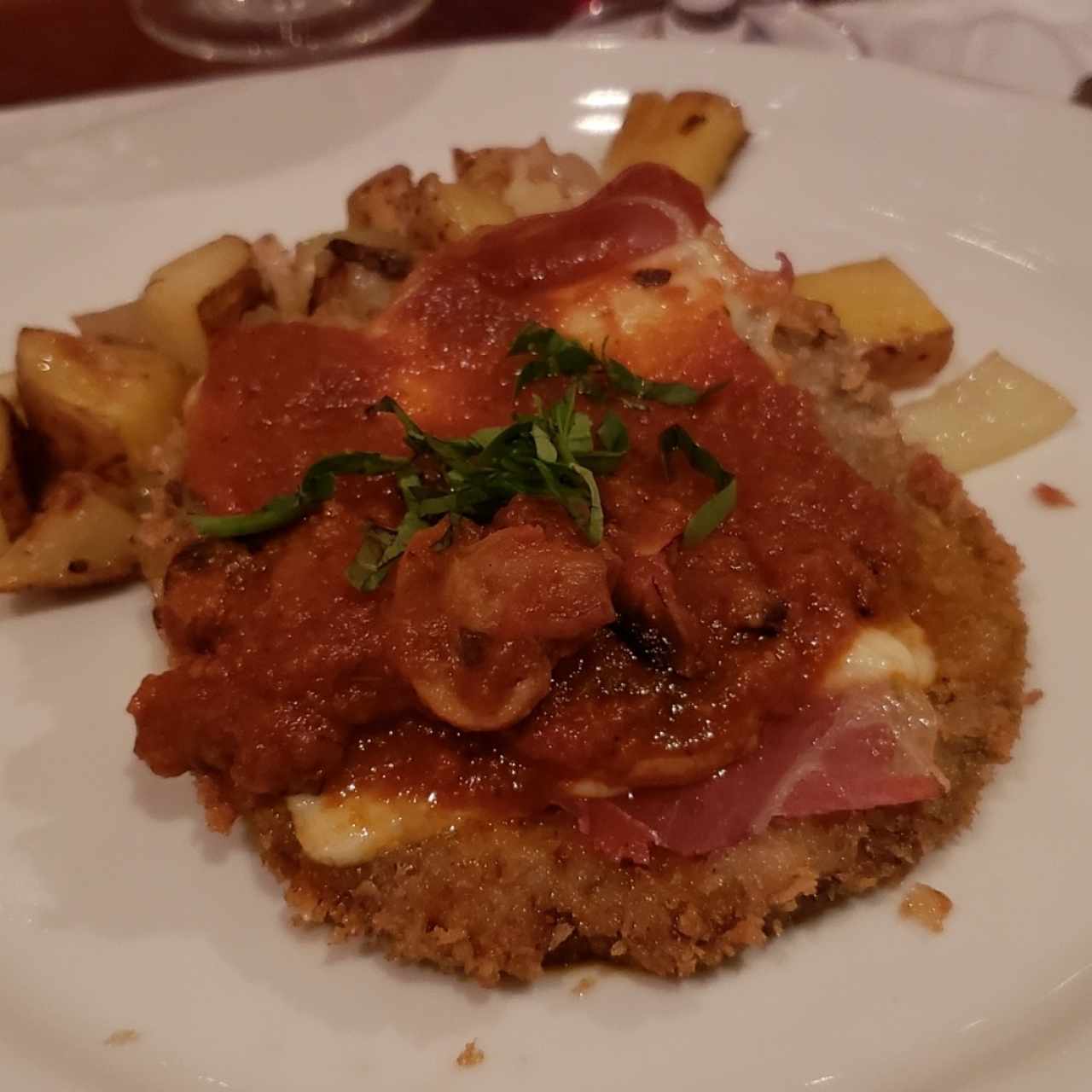 Filete Black Angus con prosciutto a la valdostana acompañado de papas en padela