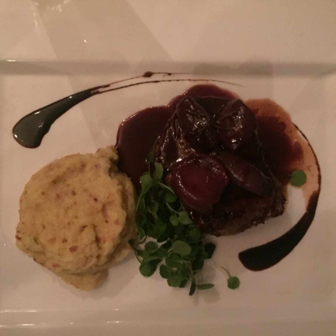 Filete de Res Black Angus 7oz Puré de Papa Rustico, Reducción de Vino Tinto, Chalota Glaseada, Cebollina