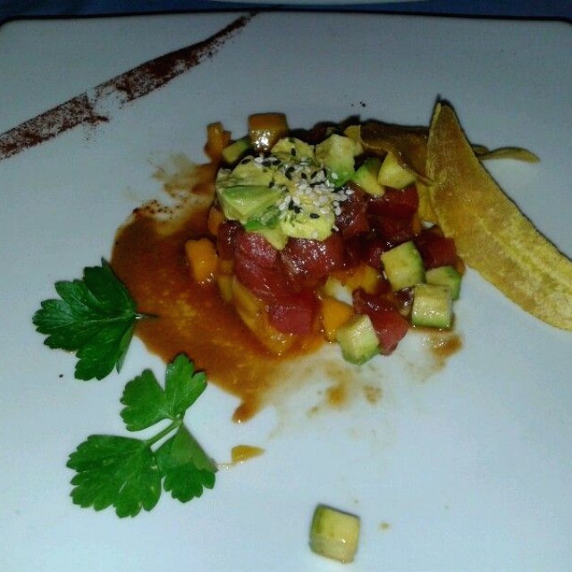 Tuna Tartar con aguacate, mango y chips de platano