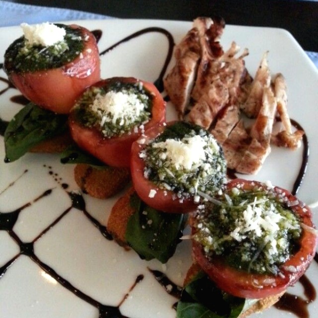 Ensalada Caprese con pechuguitas de pollo