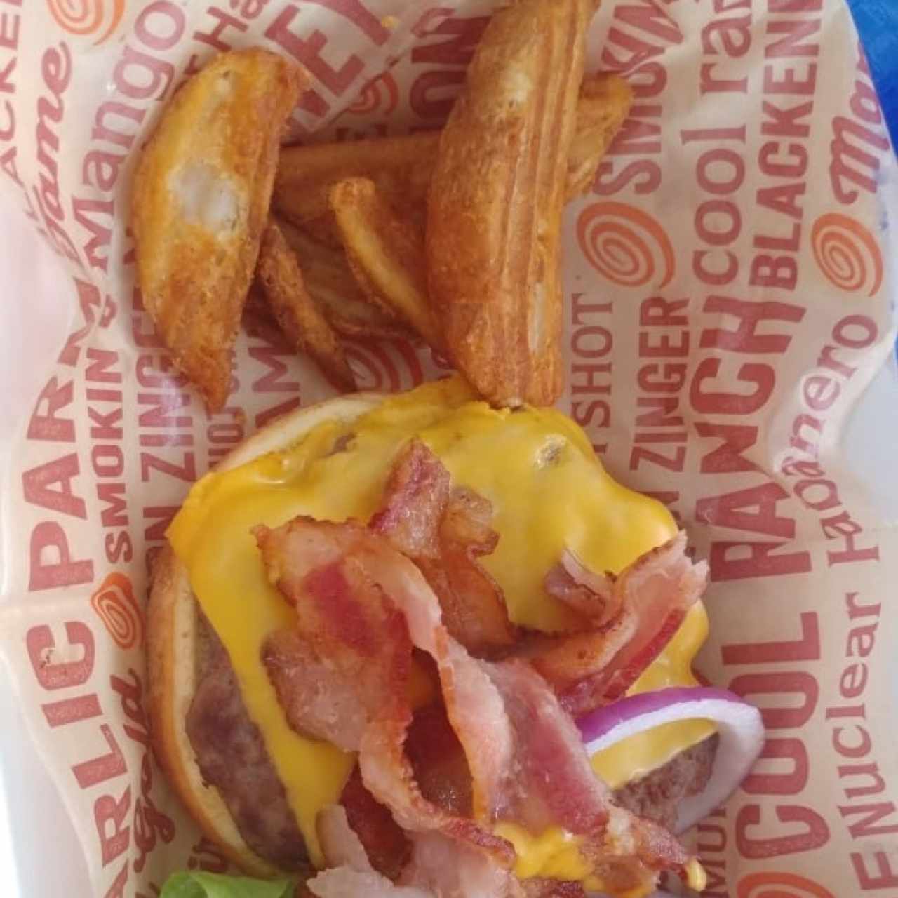 Hamburguesa de Pollo con Tocino y Queso Amarillo