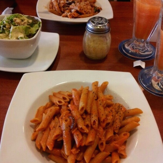 Ensalada de la casa, Penne Vodka, Penne Alla Norma y licuado de Papaya 