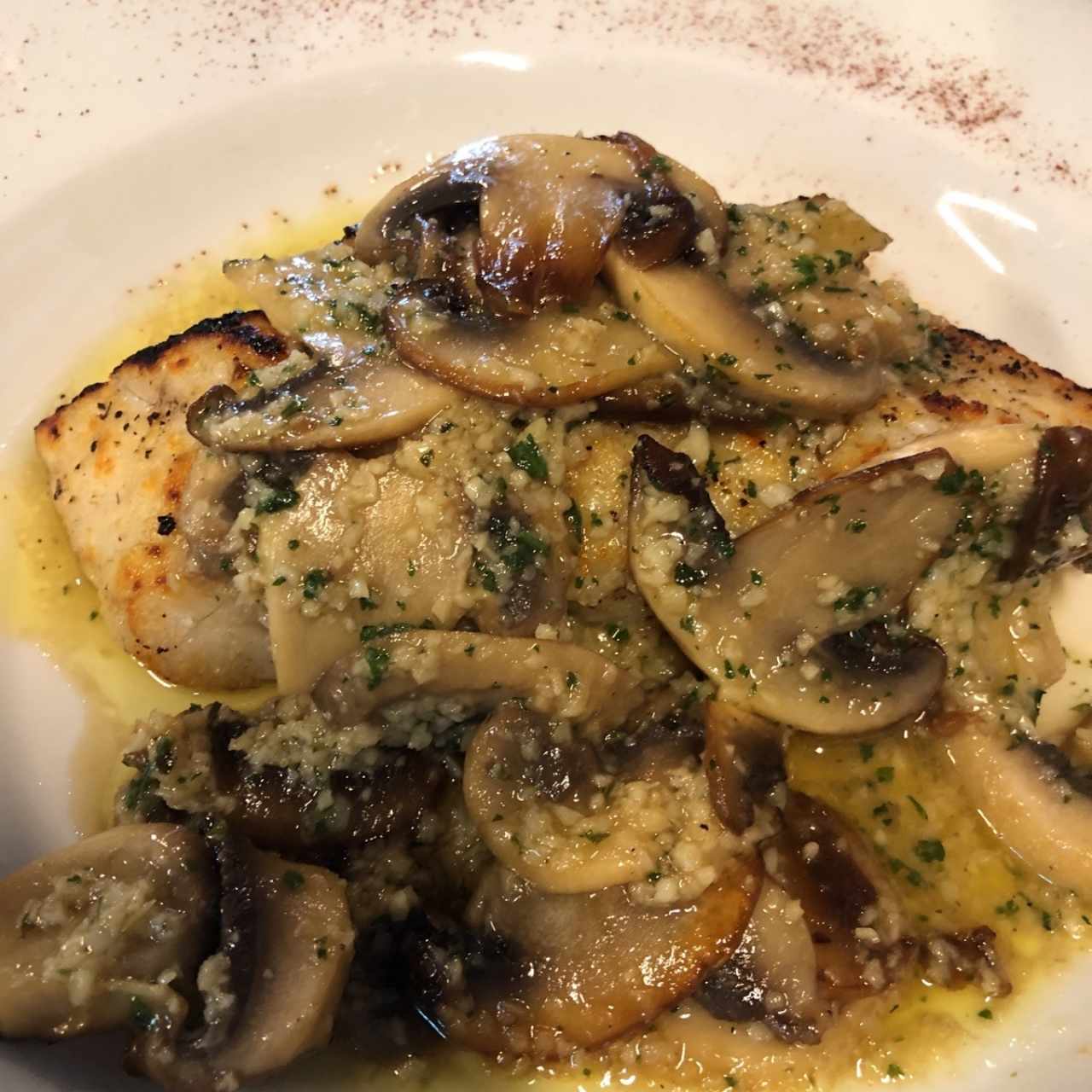 corvina al ajillo con hongos