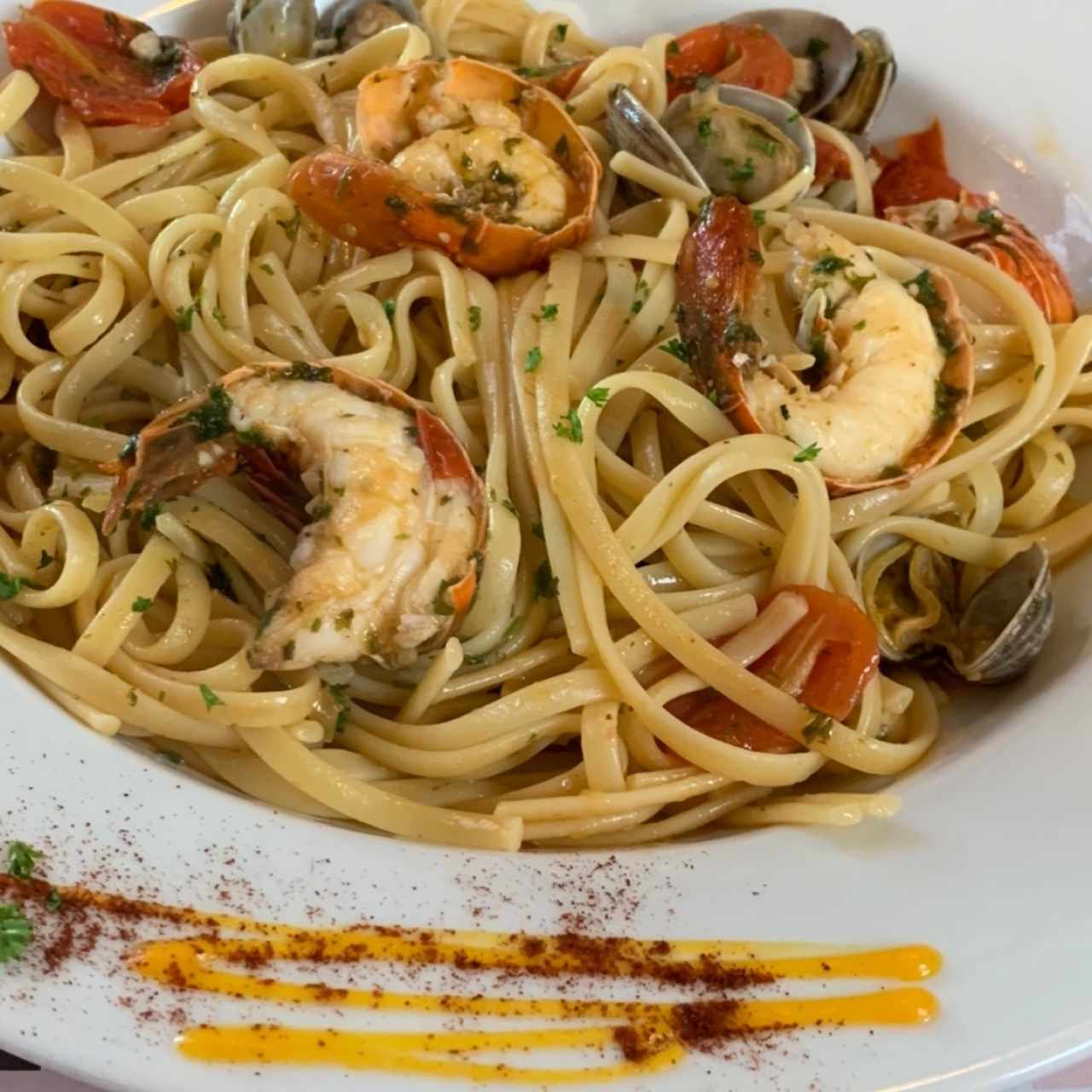 Langosta salteado con Almejas y Tomates Cherry acompañado de Linguini