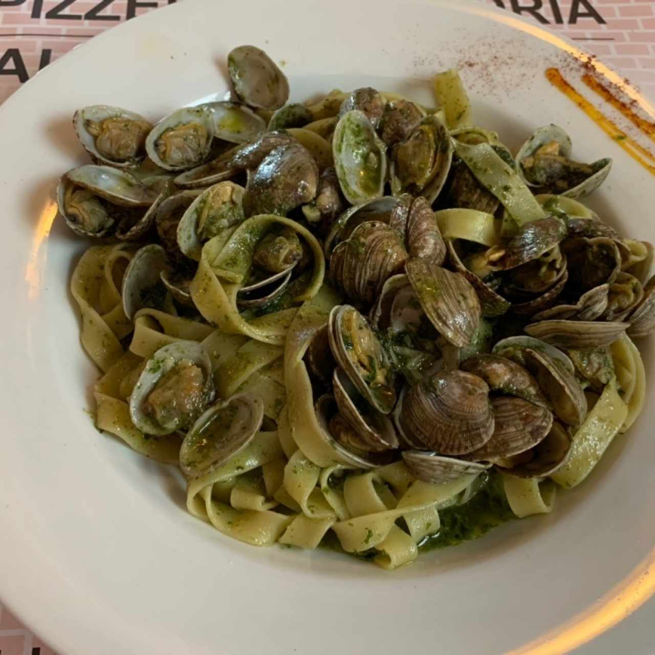 Fettuccini al Pesto con Vongole