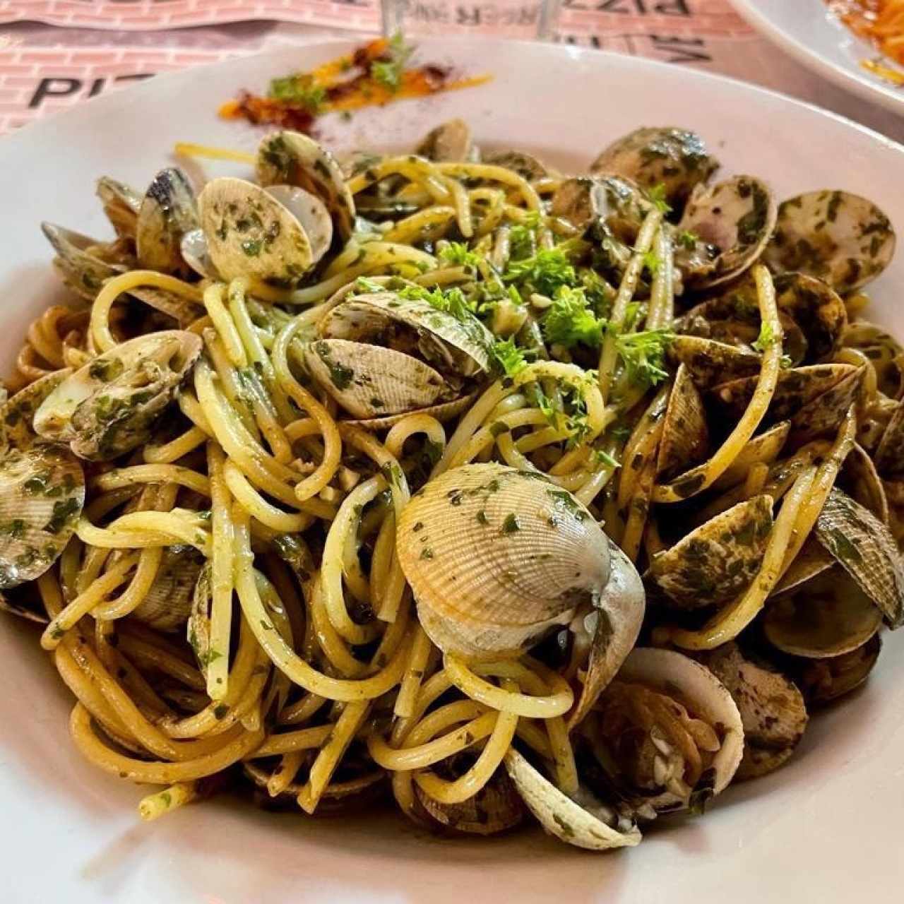 Spaghetti alla Vongole con Salsa Pesto