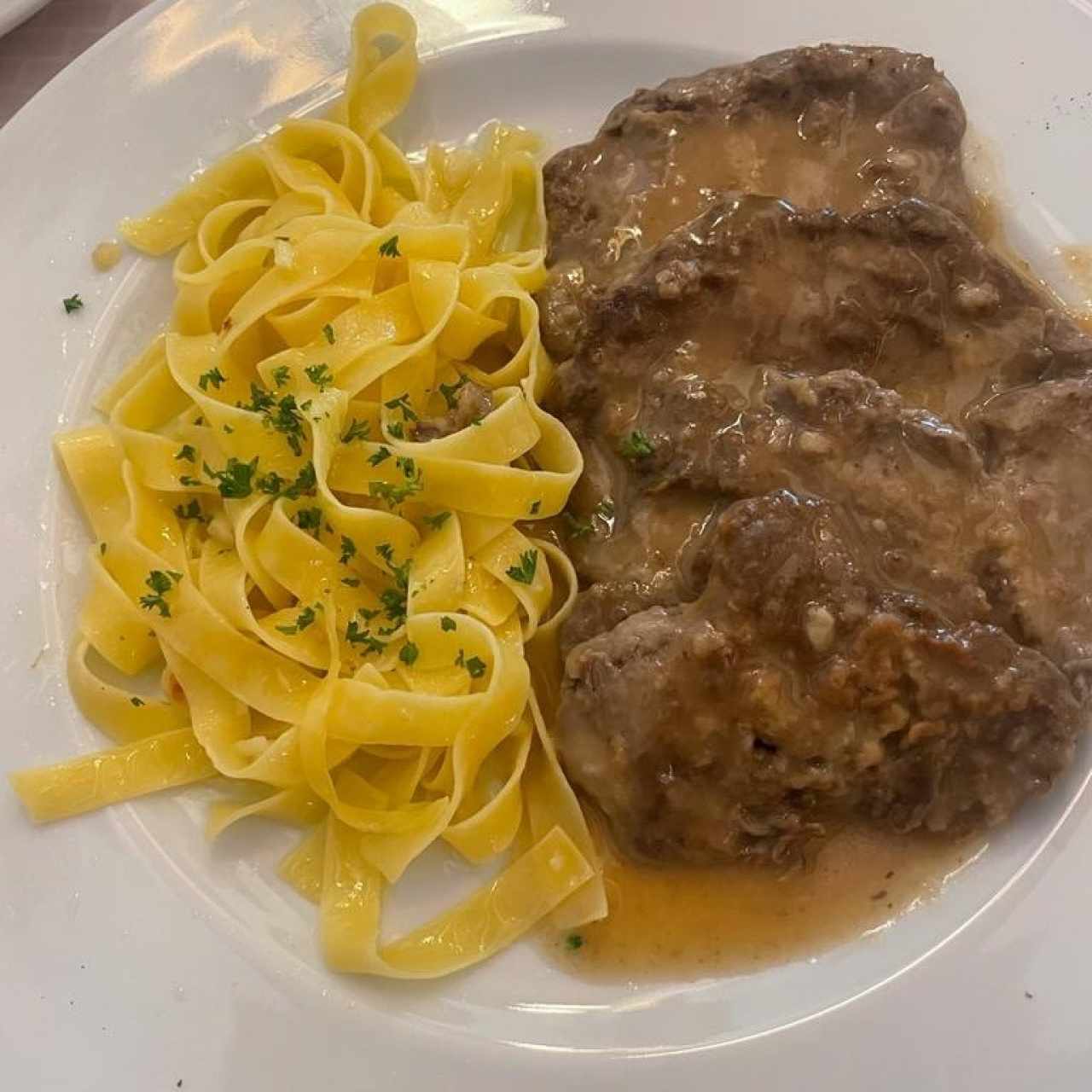 Escalopine de Carne al Limón con Fettuccine al Olio