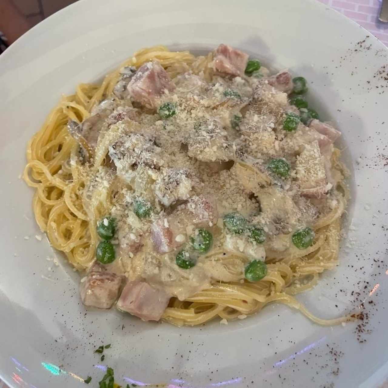 SPAGHETTINI ALLA BOSCAIOLA (Jamón, Hongos, Cebollas, Tocino y Guisantes en Salsa Blanca)