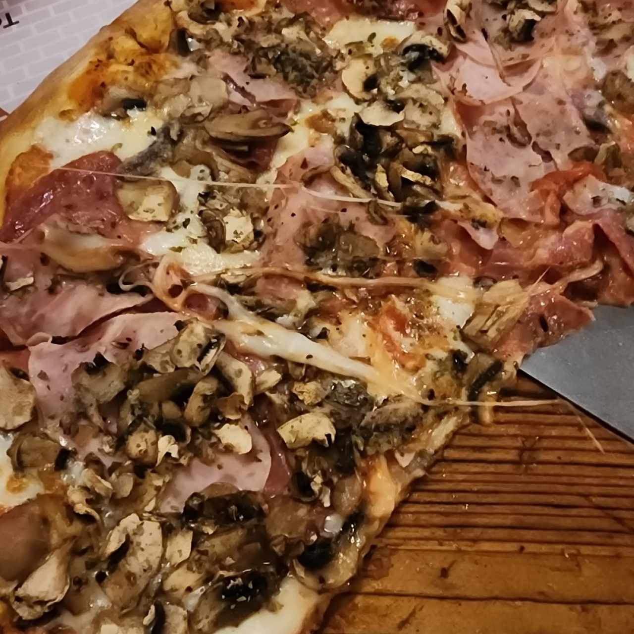 Pizza capricciosa, tamaño familiar