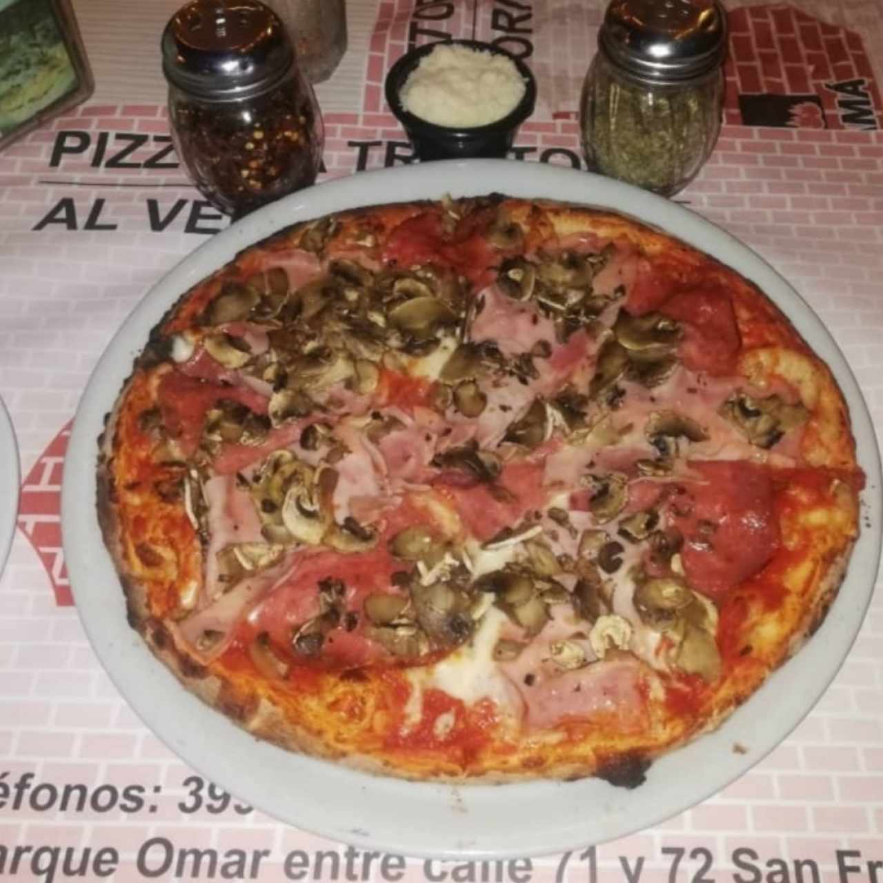 Pizza con jamón y hongos
