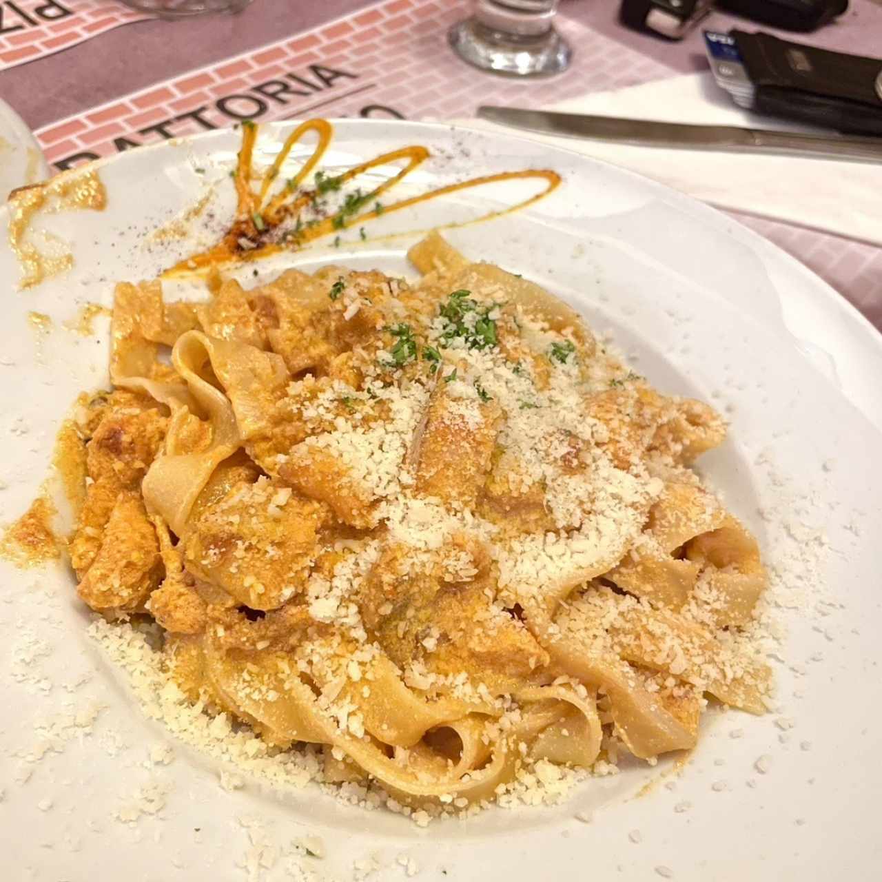 Pasta con salmón en salsa rosada