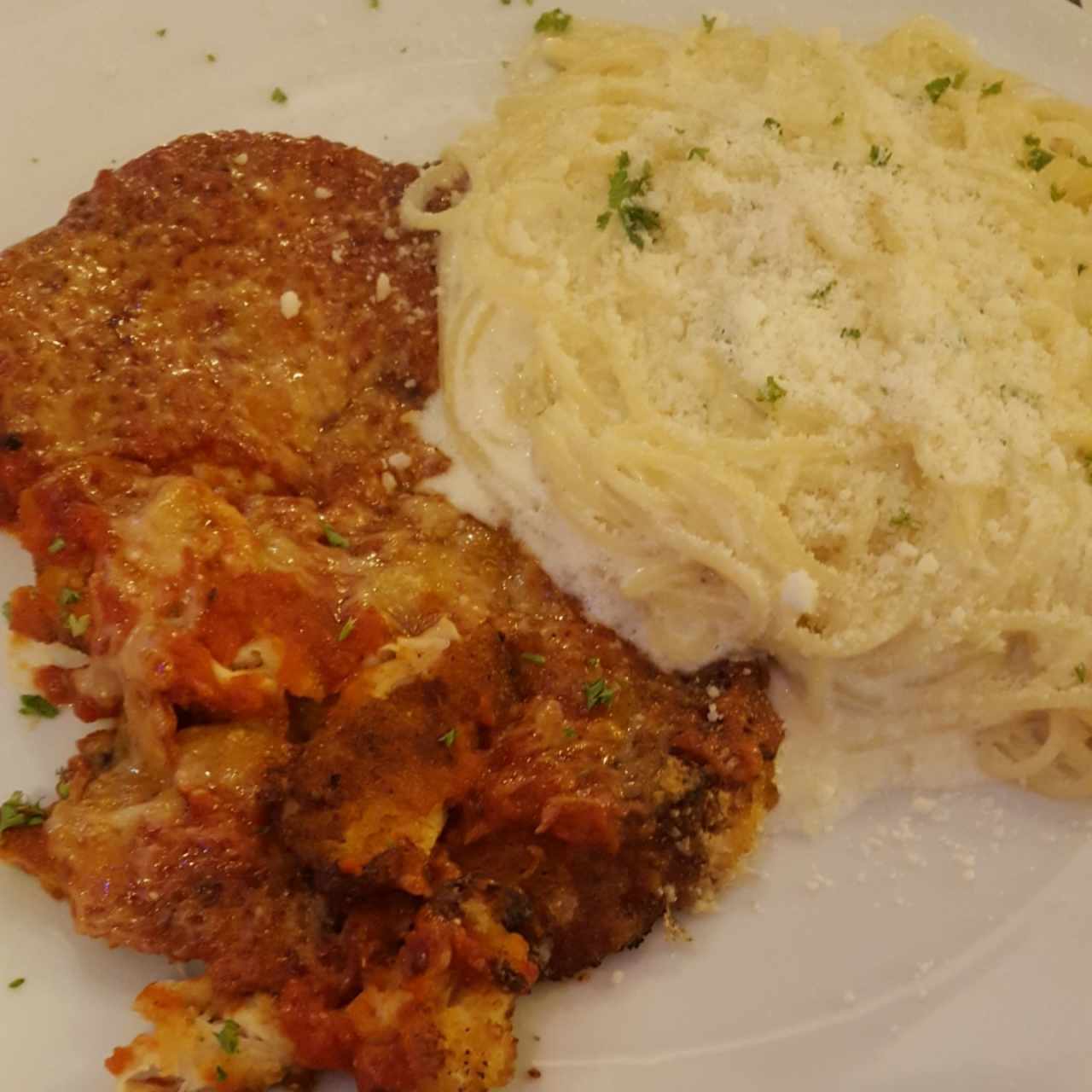 milanesa de pollo a la parmesana con espaguetti en salsa blanca