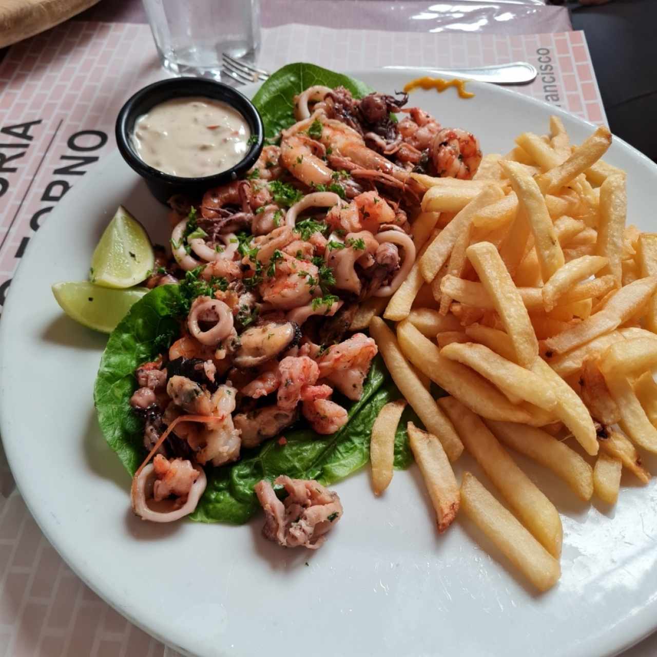 mixto de mariscos al grill con papitas