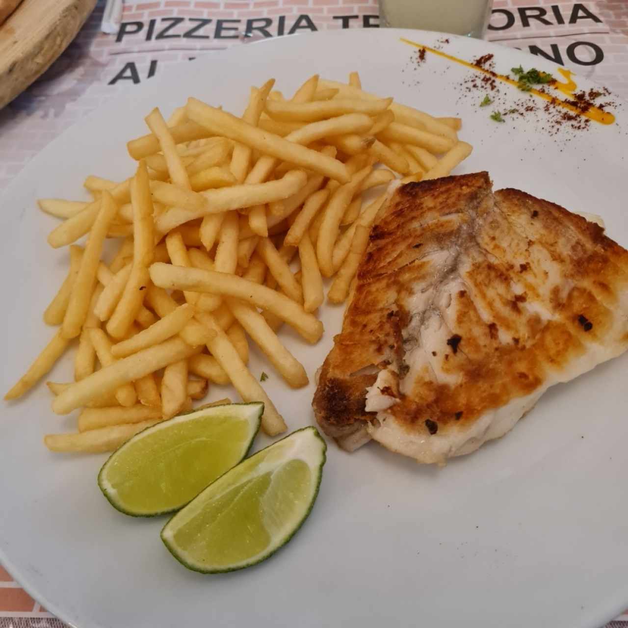 filete de pescado a la plancha con papitas