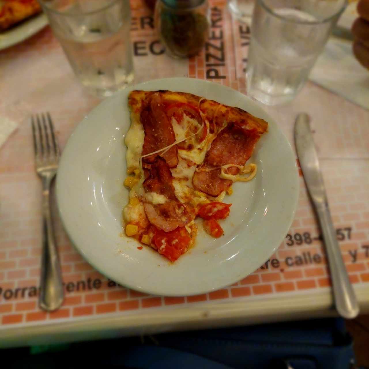 Pizza amatriciana con extra de tomate en rodajas ¡deliciosa!