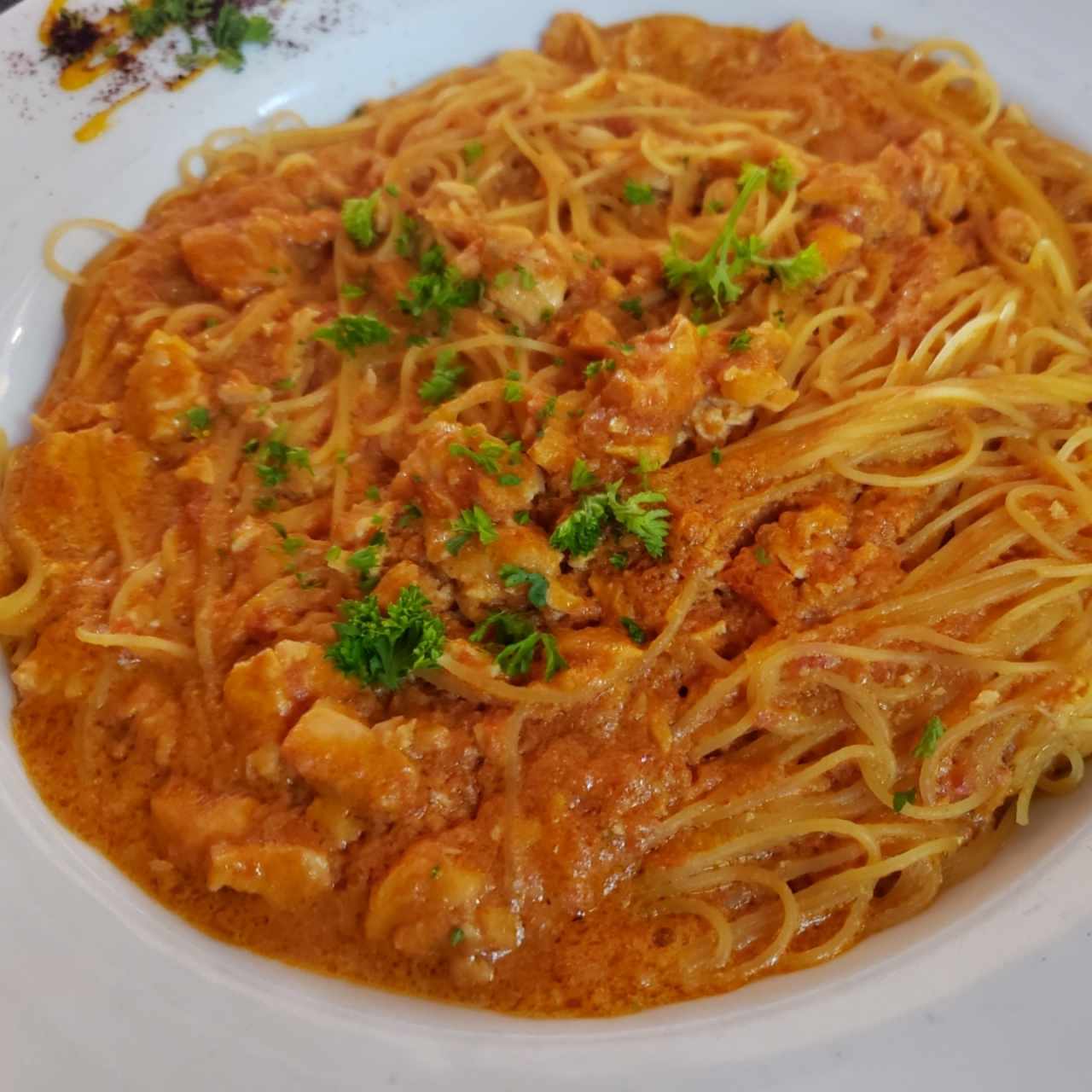 Pasta con salmón en salsa rosada