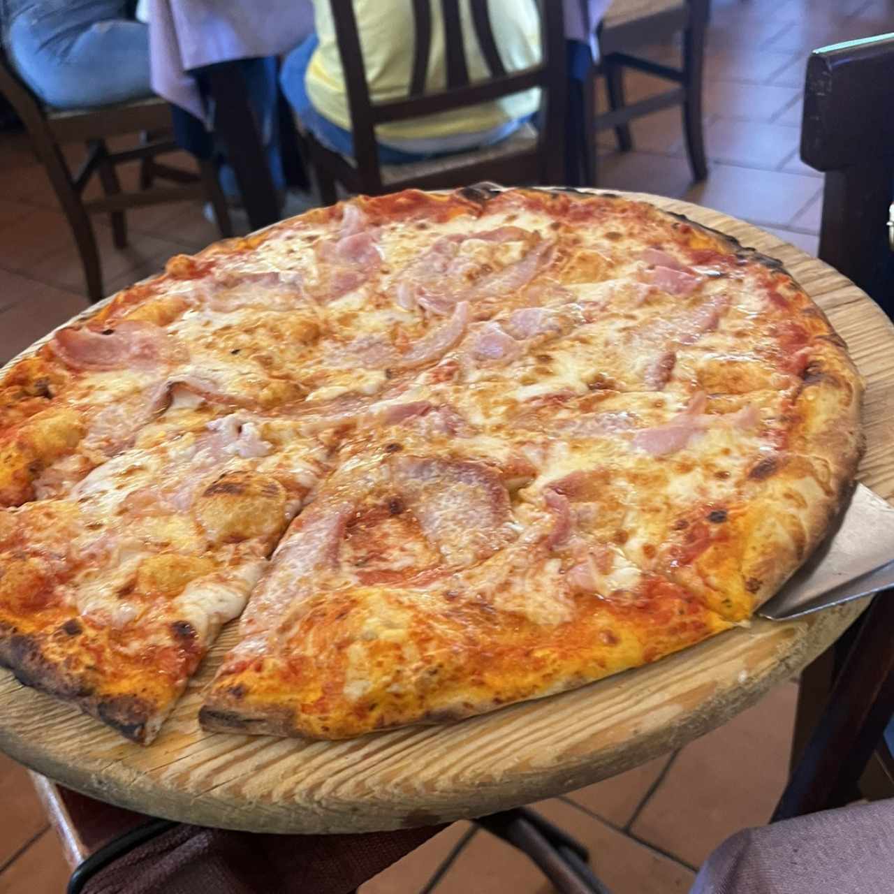 Pizza amatriciana, tamaño familiar