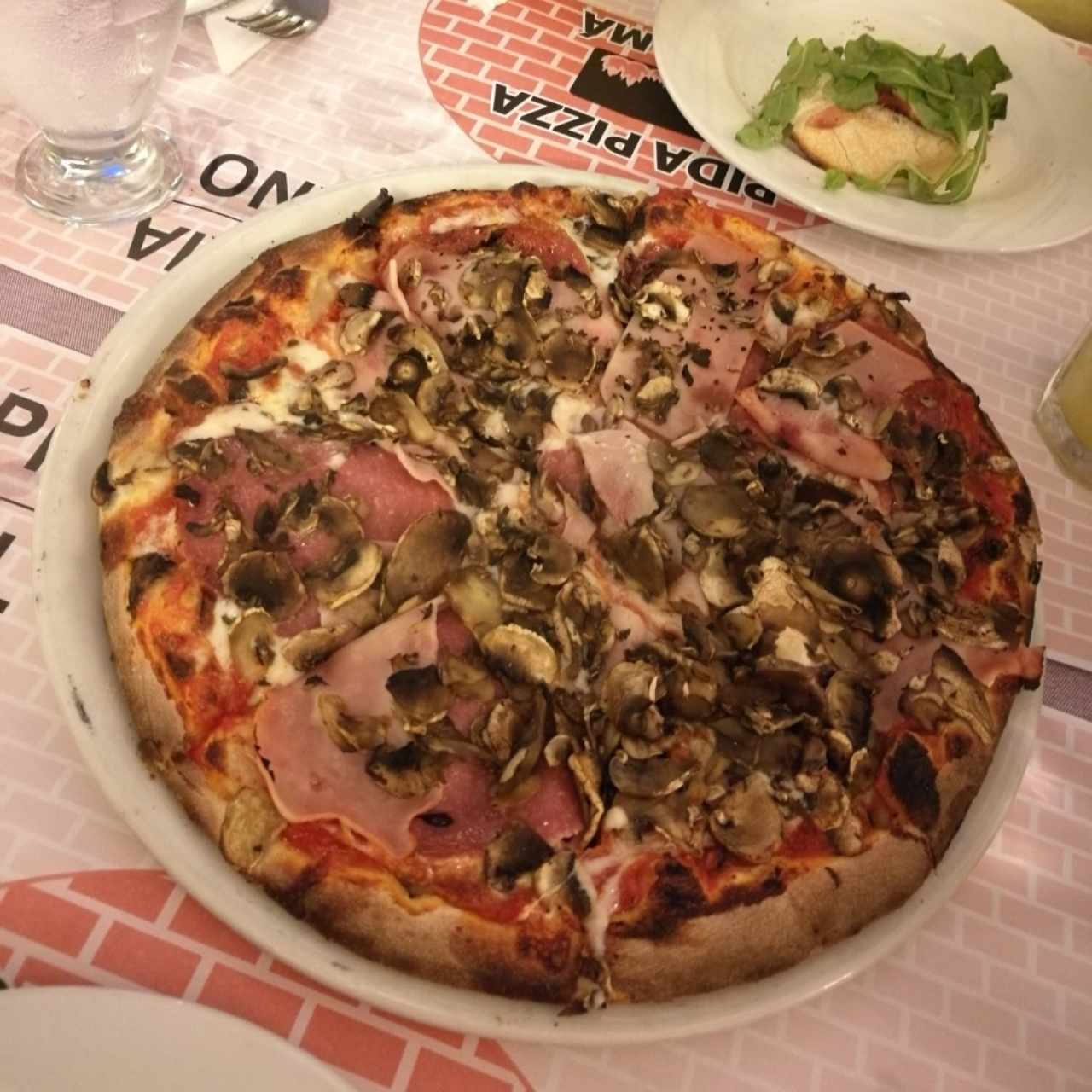 pizza de hongos, jamón y queso