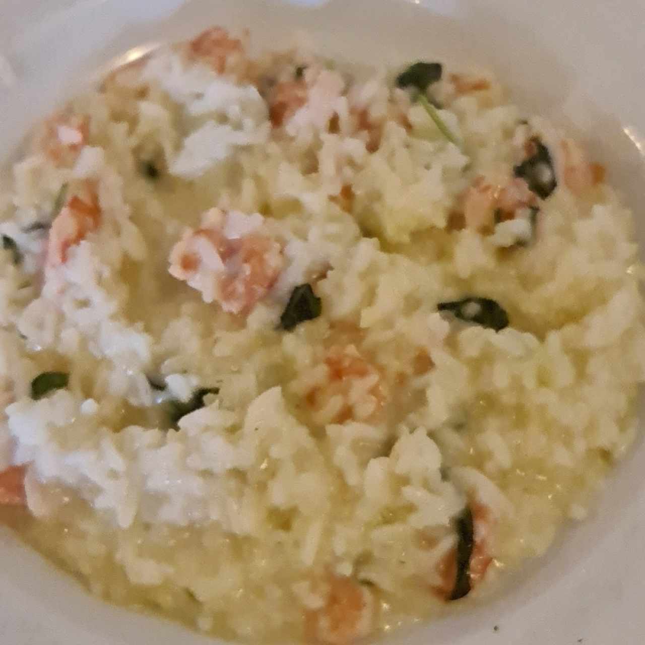 Risotto de camarones y albahaca